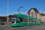 Be 4/6 Flexity 6010, auf der Linie 15, überquert am 03.11.2025 die Mittlere Rheinbrücke. Aufnahme Basel.