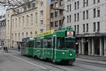 Be 4/4 483 zusammen mit dem B4S 1488, auf der Linie 16, verlässt am 01.12.2025 die Haltestelle Theater. Aufnahme Basel.