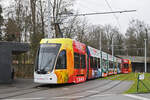 Be 6/8 Flexity 5003 mit der Werbung für den Wohnpark Binzen, auf der Linie 2, wartet am 08.12.2025 in der Schlaufe beim Eglisee. Aufnahme Basel.