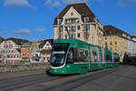 Be 6/8 Flexity 5004, auf der Linie 8, überquert am 27.11.2025 die Mittlere Rheinbrücke. Aufnahme Basel.