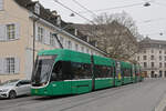 Be 6/8 Flexity 5026, auf der Linie 14, fährt am 01.12.2025 den Steinenberg hinunter zur Haltestelle Barfüsserpatz. Aufnahme Basel.