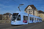 Be 6/8 Flexity 5022 mit der Werbung für die Zürich Versicherung, auf der Linie 6, überquert am 11.11.2025die Mittlere Rheinbrücke. Aufnahme Basel.