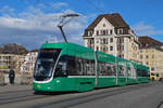 Be 6/8 Flexity 5044, auf der Linie 6, überquert am 03.11.2025 die Mittlere Rheinbrücke.