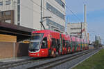 Be 6/8 Flexity 5015 mit der Manor Werbung, fährt am 22.12.2025 bei der Haltestelle Kästeli ein.