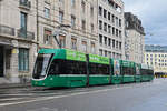 Be 6/8 Flexity 5010, auf der Linie 1, fährt am 08.12.2025 zur Haltestelle Markthalle. Aufnahme Basel.