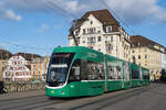 Be 6/8 Flexity 5025,auf der Linie 6, überquert am 27.11.2025 die Mittlere Rheinbrücke. Aufnahme Basel.