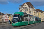 Be 6/8 Flexity 5043, auf der Linie 6, überquert am 27.11.2025 die Mittlere Rheinbrücke. Aufnahme Basel.