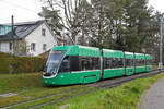 Be 4/6 Flexity 6010, auf der Linie 15, fährt am 22.12.2025 zur Haltestelle Lerchenstrasse. Aufnahme Basel.