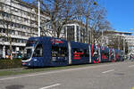 Be 6/8 Flexity 5009 mit der Werbung für einen Pferdeanlass in der St. Jakobs Halle, auf der Linie 8, fährt am 25.02.2026 zur Haltestelle am Bahnhof SBB. Aufnahme Basel.