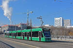 Be 6/8 Combino 314, auf der Linie 1, verlässt am 18.11.2025 die Haltestelle Novartis Campus. Aufnahme Basel.