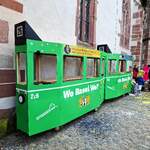 BVB Basel__Schon  immer  findet die Zuneigung der Basler zu ihrem Drämmli auch Widerhall bei den Fasnachtsveranstaltungen. So wie hier beim Lohnhof vor der Leonhardskirche, wo in Form einer 'Linie 26' auf die geplante 10-wöchige Sperrung der Haupt-Innenstadt-Strecke vom Barfüsserplatz via Marktplatz ('Märtblatz') zur Schifflände, wegen Umbaus der Haltestelle 'Marktplatz', aufmerksam gemacht wird. Es gibt auch Forderungen, diese Streckenführung ganz aufzugeben. Kritik gibt es an der sog.  grünen Wand  der dicht an dicht verkehrenden Bahnen vor allem an den Haltestellen Marktplatz und Barfüsserplatz, wo sieben Linien im Minutentakt und  in beide Richtungens verkehren. Man darf gespannt sein.__24-02-2026 