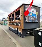 BVB Basel__Vor dem großen Fasnachts-Umzug, dem Cortège : schon haben auch auf der Mittleren Brücke die  Fasnächtler mit ihren Themenwagen und Musikapellen Vorfahrt. Dann bleibt die Innenstadt ein paar Stunden Tram-frei.__23-02-2026 