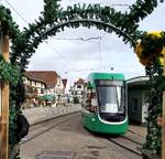 BVB Basel__Zur Fasnachtszeit scheint die Linie 6 in der Endschleife Allschwil durch einen grünen Torbogen zu fahren... Tw 5033 [Be 6/8 BT]__22-02-2026