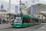 Be 6/8 Combino 324, auf der Linie 2, bedient am 23.02.2026 die Haltestelle am Bahnhof SBB. Aufnahme Basel.