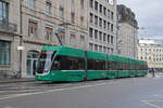 Be 6/8 Flexity 5039, auf der Linie 8, fährt am 08.12.2025 zur Haltestelle Markthalle. Aufnahme Basel.