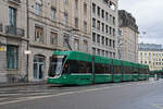 Be 6/8 Flexity 5028, auf der Linie 1, fährt am 08.12.2025 zur Haltestelle Markthalle. Aufnahme Basel.