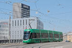 Be 4/6 Flexity 6008, auf der Linie 15, überquert am 05.09.2025 die Münchensteinerbrücke. Aufnahme Basel.