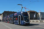 Be 6/8 Flexity 5009 mit der Werbung für einen Pferdeanlass im St. Jakob, auf der Linie 14, überquert am 07.04.2026 die Mittlere Rheinbrücke. Aufnahme Basel.