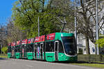 Be 6/8 Flexity 5002, auf der wegen einer Baustelle umgeleiteten Linie 3, fährt am 07.04.2026 zur Haltestelle am Aeschenplatz. Aufnahme Basel.