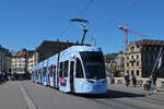 Be 6/8 Flexity 5022 mit der Werbung für die Zürich Versicherung, auf der Linie 6, überquert am 07.04.2026 die Mittlere Rheinbrücke. Aufnahme Basel.