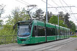 Be 6/8 Combino 317, auf der Linie 14, fährt am 18.04.2026 zur Haltestelle Freidorf. Aufnahme Basel.