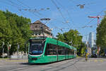 Be 6/8 Combino 317, auf der Linie 8, fährt am 27.04.2026 zur Haltestelle am Bahnhof SBB.