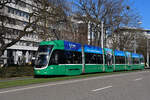 Be 6/8 Flexity 5042, auf der wegen der Basler Fasnacht umgeleiteten Linie 6, fährt am 25.02.2026 zur Haltestelle am Bahnhof SBB.
