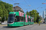 Be 4/6 Flexity 6014, auf der wegen einer Baustelle umgeleiteten Linie 3, fährt am 27.04.2026 zur Haltestelle am Bahnhof SBB. Aufnahme Basel.