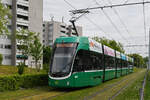 Be 6/8 Flexity 5018, auf der Linie 6, fährt am 04.05.2026 zur Haltestelle Hirzbrunnen/Claraspital. Aufnahme Basel.