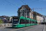 Be 6/8 Combino 318, auf der Linie 14, überquert am 07.04.2026 die Mittlere Rheinbrücke. Aufnahme Basel.