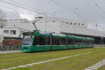 Be 6/8 Combino 322, auf der Linie 14, verlässt am 30.03.2026 die Haltestelle St. Jakob. Aufnahme Basel.