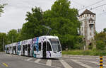 Be 6/8 Flexity 5011 mit der neuen Werbung f�r einen Pferdeanlass, auf der Linie 3, f�hrt am 11.05.2026 bei der Haltestelle St. Alban Tor ein. Aufnahme Basel.