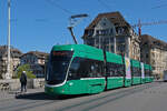 Be 6/8 Flexity 5004, auf der Linie 8, �berquert am 07.04.2026 die Mittlere Rheinbr�cke. Aufnahme Basel.