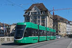 Be 4/6 Flexity 6012, auf der Linie 15, �berquert am 07.04.2026 die Mittlere Rheinbr�cke. Aufnahme Basel.