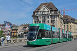 Be 6/8 Flexity 5020, auf der Linie 14, �berquert am 27.04.2026 die Mittlere Rheinbr�cke. Aufnahme Basel.