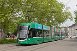 Be 6/8 Flexity 5020, auf der Linie 1, bedient am 04.05.2026 die Haltestelle Kannenfeldplatz. Aufnahme Basel.