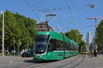 Be 6/8 Flexity 5032, auf der Linie 8, f�hrt am 27.04.2026 zur Haltestelle am Bahnhof SBB.