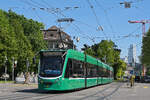 Be 6/8 Combino 323, auf der Linie 8, f�hrt am 27.04.2026 zur Haltestelle am Bahnhof SBB. Aufnahme Basel.
