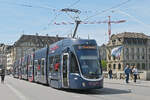 Be 6/8 Flexity 5009 mit einer Werbung f�r einen Pferdeanlass im St. Jakob, auf der Linie 6, �berquert am 27.04.2026 die Mittlere Rheinbr�cke. Aufnahme Basel.