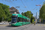 Be 6/8 Flexity 5008, auf der Linie 8, f�hrt am 27.04.2026 zur Haltestelle am Bahnhof SBB.