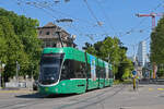 Be 4/6 Flexity 6017, auf der wegen einer Baustelle umgeleiteten Linie 3, f�hrt am 27.04.2026 zur Haltestelle am Bahnhof SBB. Aufnahme Basel.