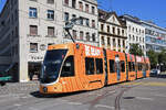Be 4/6 Flexity 6004 mit der Werbung f�r Caff� Latte, auf der Linie 15, f�hrt am 02.07.2026 bei der Haltestelle Aeschenplatz ein.