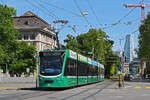 Be 6/8 Combino 320, auf der Linie 8, f�hrt am 27.04.2026 zur Haltestelle am Bahnhof SBB. Aufnahme Basel.