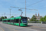 Be 6/8 Combino 302, auf der wegen der Grossbaustelle am Marktplatz umgeleiteten Linie 8, �berquert am 13.07.2026 die Wettsteinbr�cke Richtung Haltestelle Wettsteinplatz. Aufnahme Basel.