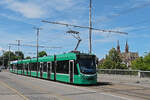 Be 6/8 Combino 303, auf der Linie 2, �berquert am 06.07.2026 die Wettsteinbr�cke Richtung Haltestelle Wettsteinplatz. Aufnahme Basel.