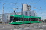 Be 4/6 Flexity 6007, auf der Linie 15, �berquert am 27.04.2026 die M�nchensteinerbr�cke. Aufnahme Basel.