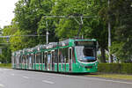 Be 6/8 Combino 323 mit der Werbung f�r 20 Jahre Tattoo in Basel, auf der Linie 8, f�hrt am 18.05.2026 zur Haltestelle am Aeschenplatz. Aufnahme Basel.