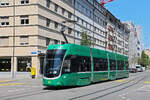 Be 4/6 Flexity 6011, auf der Linie 2, f�hrt am 20.07.2026 bei der Haltestelle Gewerbeschule ein. Aufnahme Basel.