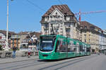 Be 6/8 Combino 311, auf der wegen einer Grossbaustelle am Marktplatz verk�rzten Linie 6, �berquert am 20.07.2026 die Mittlere Rheinbr�cke Richtung Endstation an der Schiffl�nde.