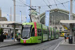 Be 6/8 Flexity 5001 mit der U-Abo Werbung, auf der Linie 2, bedient am 17.08.2026 die Haltestelle am Bahnhof SBB. Aufnahme Basel.